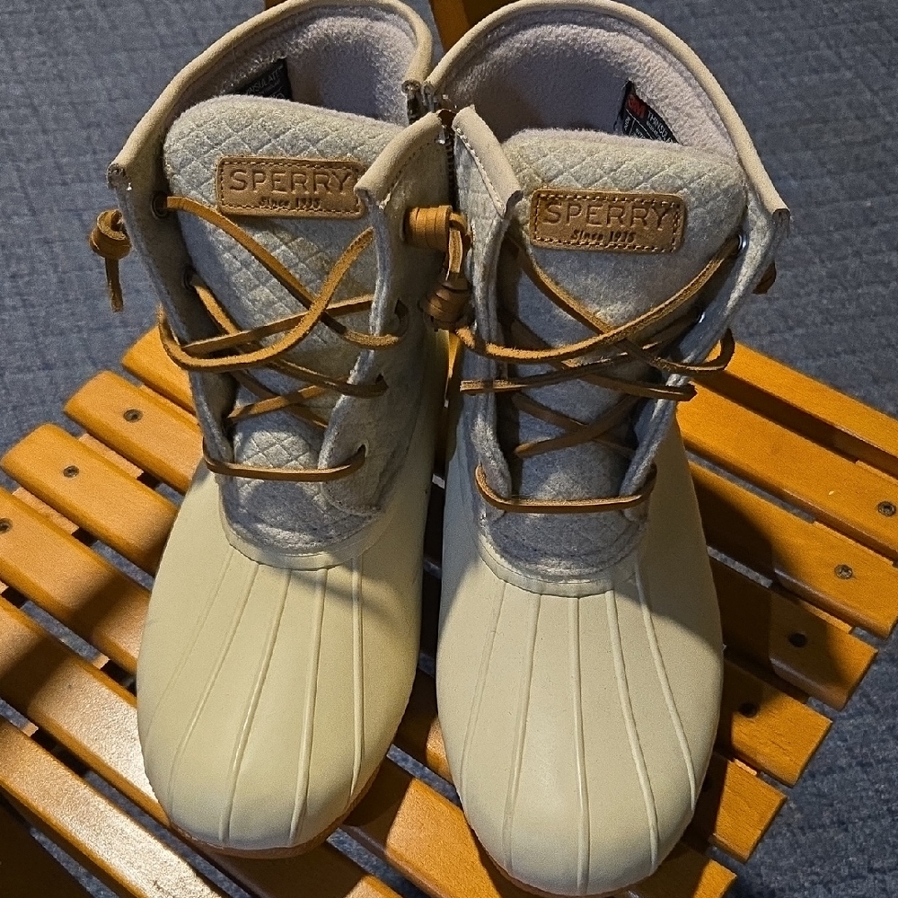 Sperry Women's Cream and Tan Winter Boots